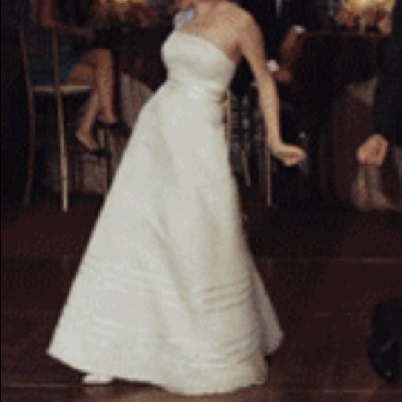 Simple but cute wedding dress - Picture 2 of 4